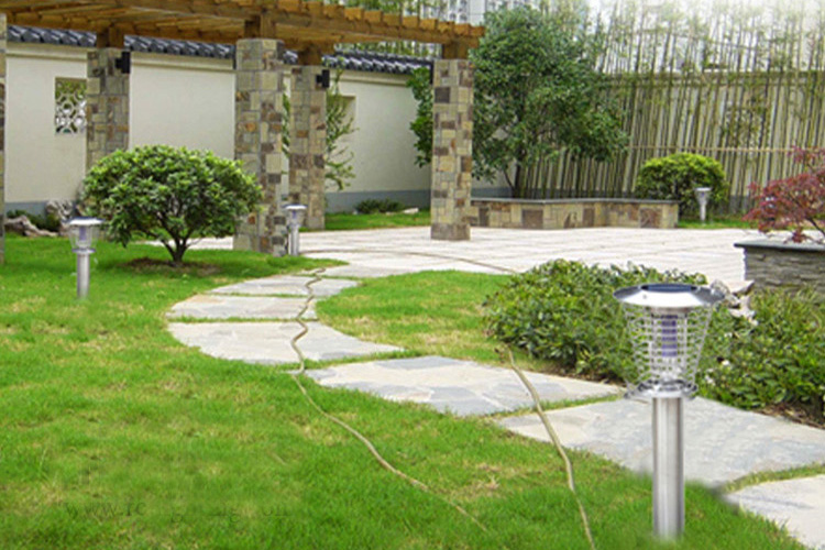 別墅草坪蚊子多怎么辦？太陽(yáng)能滅蚊燈