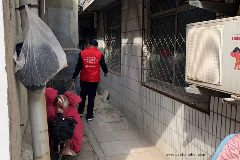 醫院安裝戶(hù)外太陽(yáng)能滅蚊燈和毒餌站